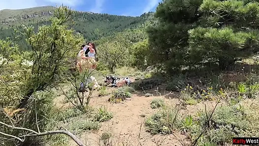 Turistler yanlışlıkla yabancılara amlarını teşhir etti ve doğada sikildi