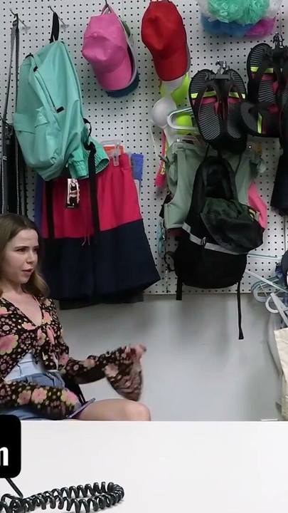 Shoplyfter - sevimli ama yaramaz bebek Alina West iyiden kaçınmak için sulu amını sapık memura sunuyor | Klip 1