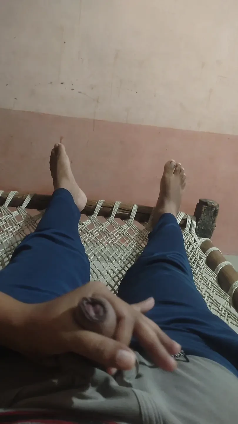 Mobiltelefonról beszélek, miközben Daisy élvezi a kemény farkam