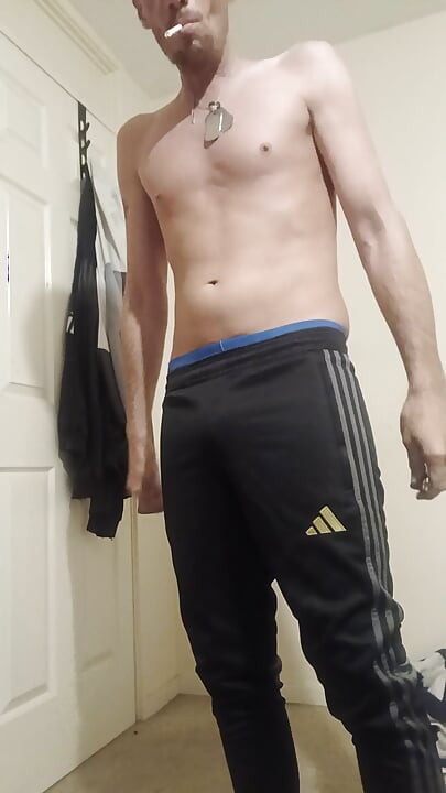 Rapaz britânico em joggers