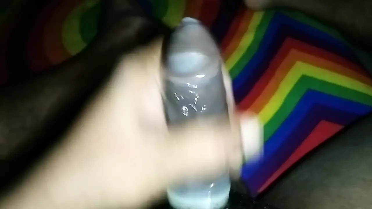 Il grande cazzo di un gay arrapato di mezzanotte si masturba a casa privatamente parte 01