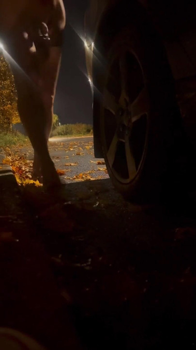 รถมากมายผ่านฉันเมื่อฉันแก้ผ้าข้างถนนที่ยุ่งทุกคนสามารถเห็นฉัน | คลิป 2