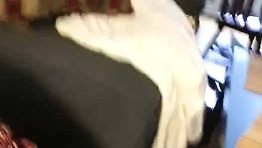Komşu öğle yemeği sırasında uğrar - sonunu izleyin!