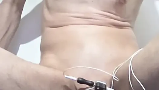 Yavru, Electrosex tarafından sağılır ve patlayana kadar