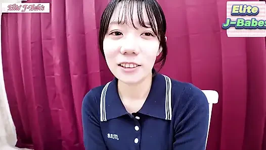 Bir amatör meraklı ve şık idol benzeri cazibe kafe seven tatlılıkla parlıyor