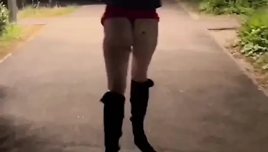 Halka açık sokakta yürüyüş teşhiri