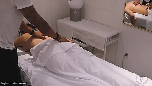 Betrügende ehefrau fickt den masseurin