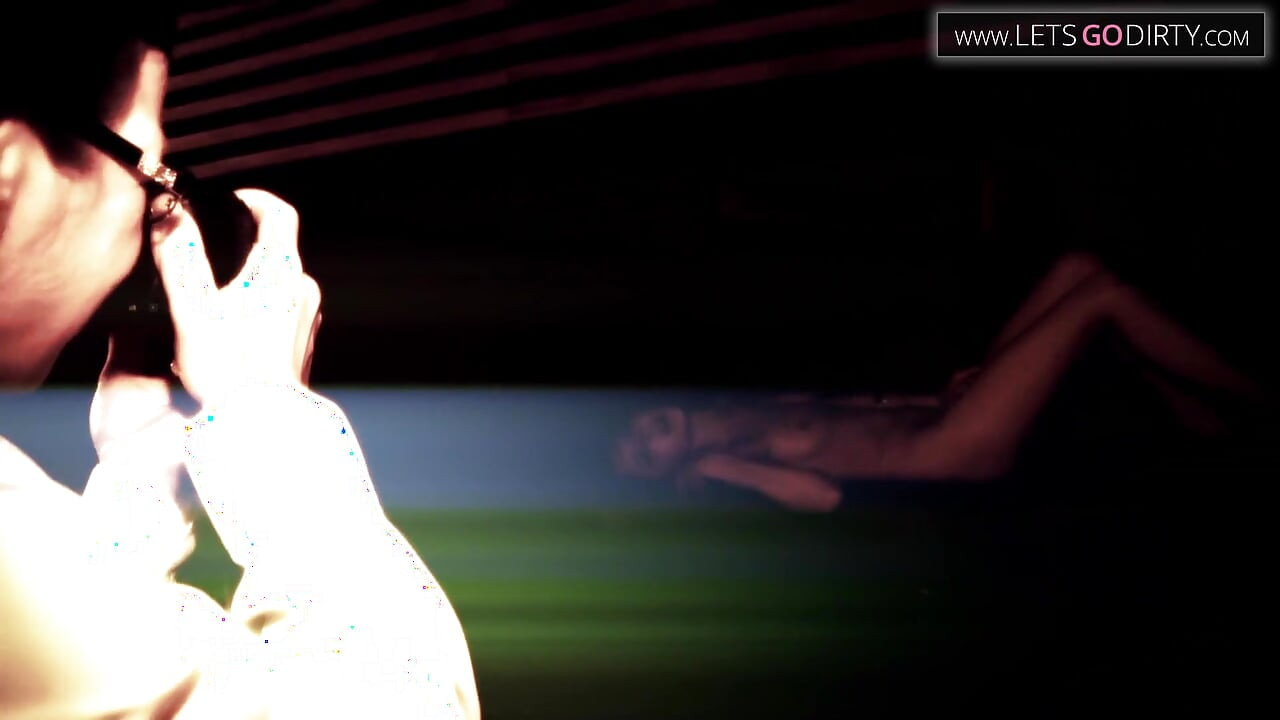 Skinny girl finger fucks herself after getting horny in photoshoot