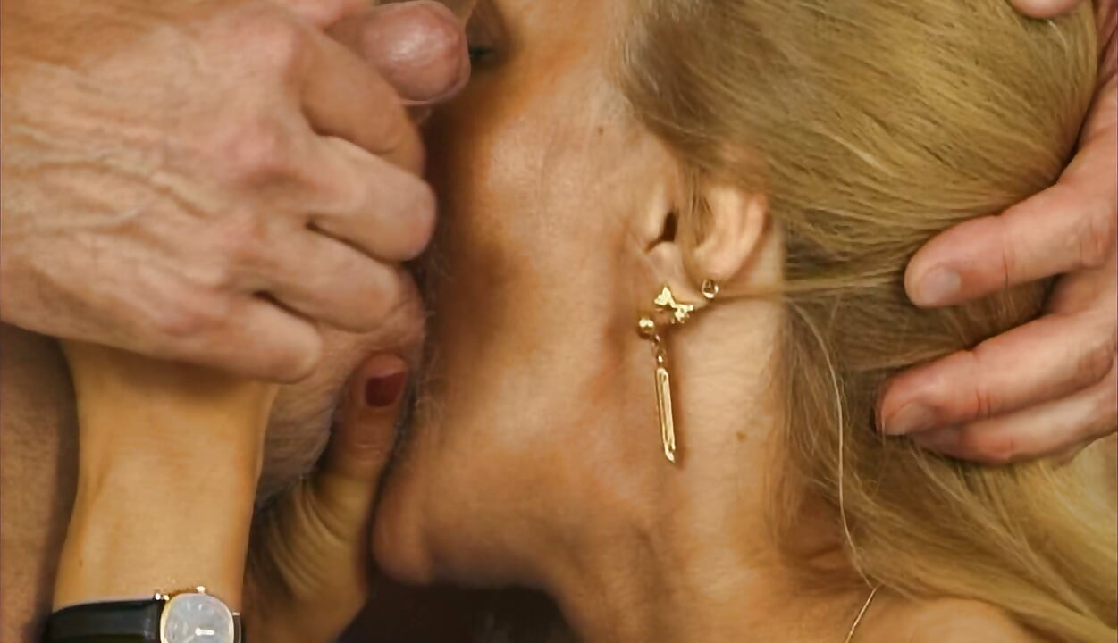 मैच्योर ब्लॉन्ड MILF लंड चूसती है फिर एनल लेती है