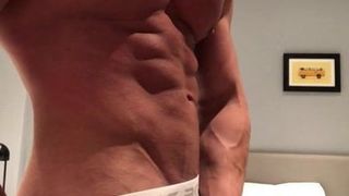 Muscle Master zeigt seinen massiven Schwanz