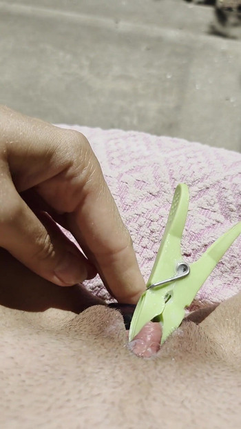 Detik penting dari "Saya meluncur tweezers dan satu lagi objek ke dalam pepek kotor saya"