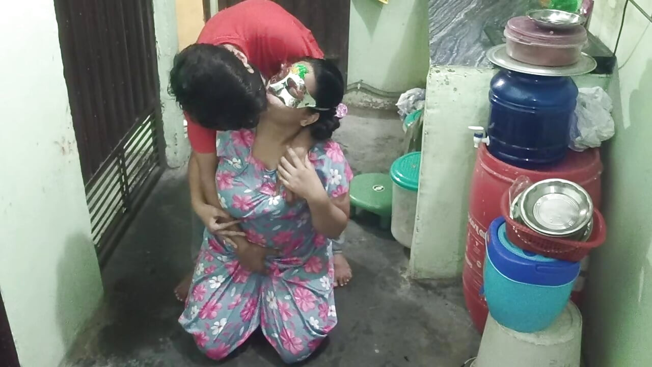 Meri Hot Nokarni Pocha Laga Rahi Thi, Maine Piche Se Pakad Kar Muh Mein Thok Diya