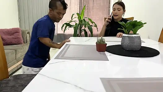 Kakak tiri saya selalu menyindir dirinya sendiri di depan saya untuk membiarkan saya memasukkan penisnya yang besar sehingga setiap kali saya menyenangkannya