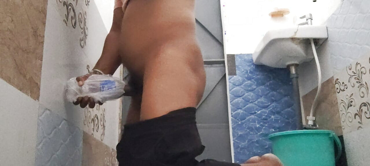 El padrastro de Bilojob ahora juega con el culo y se lo folla