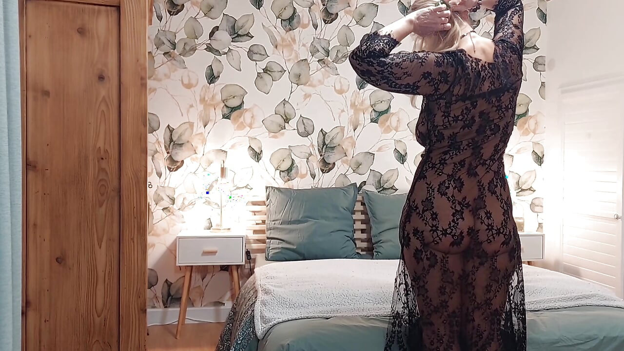 Frumoasă blondă matură care pozează și jocuri sexuale