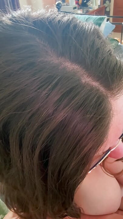 Blonde blanke Britse schoonheid wordt rood met de neukmachine in haar