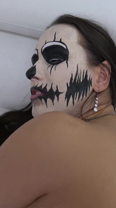 Une femme masquée en tenue sexy se fait pénétrer brutalement dans le cul
