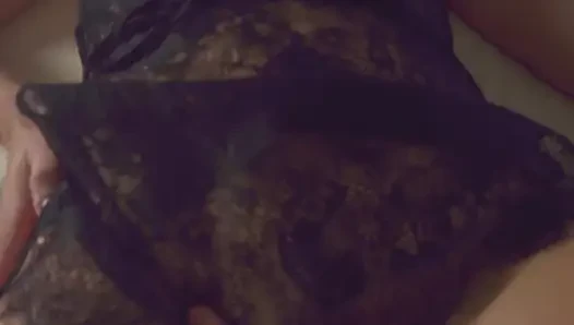 Bakış açısı gerçek Fransız çift yatakta iç çamaşırlı hassas ve yoğun sikişiyor - emile ve amelie
