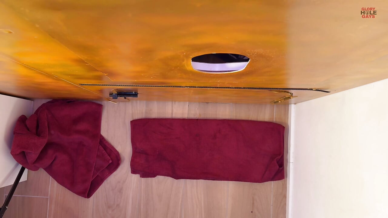 Młody prosty facet z dużym kutasem w gloryhole