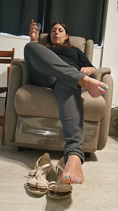 Stay ignored at my feet and dirty sandal