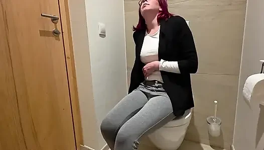 Mein Chef Hört Einfach Nicht Auf Zu Flirten… Was Dann Auf Der Büro-toilette Passiert, Sollte Niemand Sehen