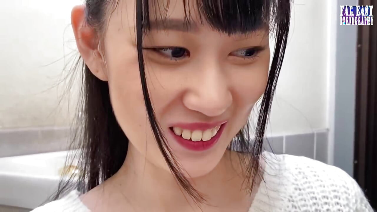 نعيم رقيق مع منحنى صغير ندف الشعر الداكن في موعد شفوي حلو الجزء 1