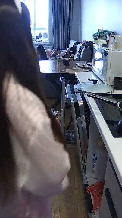 LUUV. The sexy Grossy kookt diner topless op thuiscamera | Clip 3