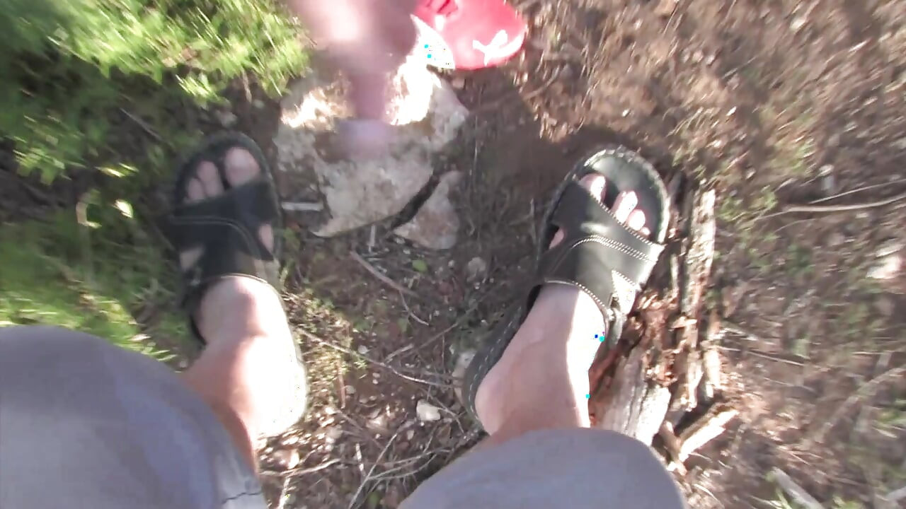 Sinnliche brünette wild in einem auto gefickt