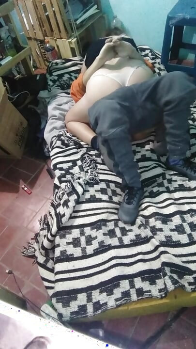 Chica con vestido montano con el colchón en el piso