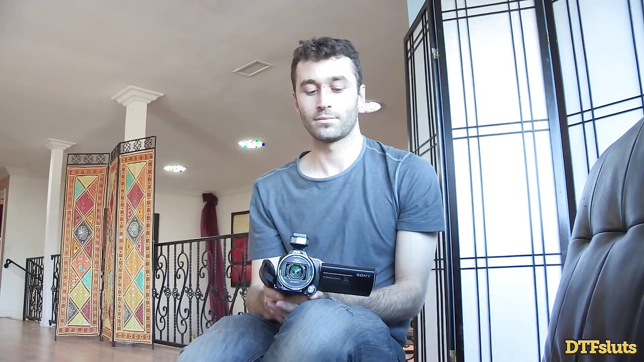 Dtfsluts - James Deen üç muhteşem kızla kendini bir fantezinin içinde buluyor