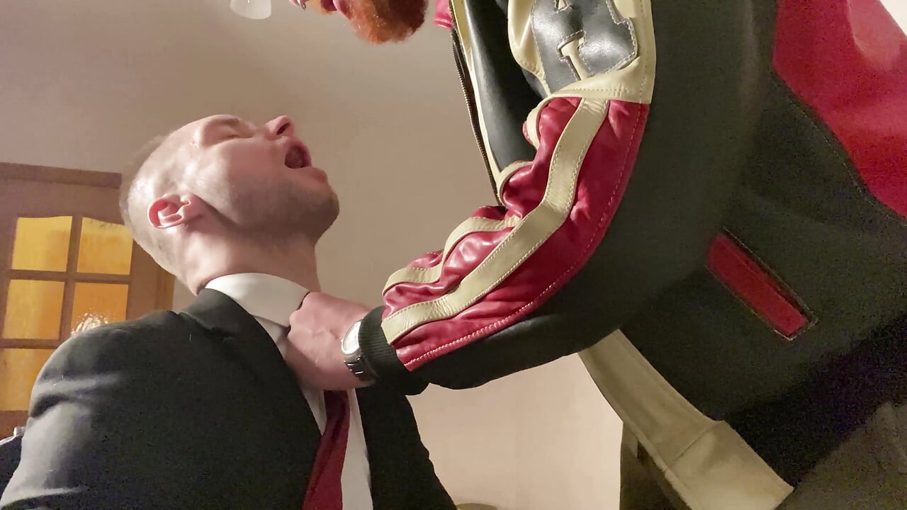 Dio 1. Menatplay. Uredski radnici Kinkysirius u odijelu žestoko jeban od kožnog medvjeda