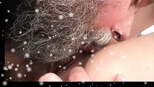 Старик трахает милфу на улице и кончает в рот молодой девушке