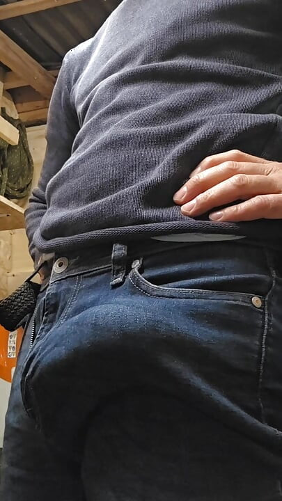 Igram se sa svojim kamenom - tvrdim ogromnim kurcem!