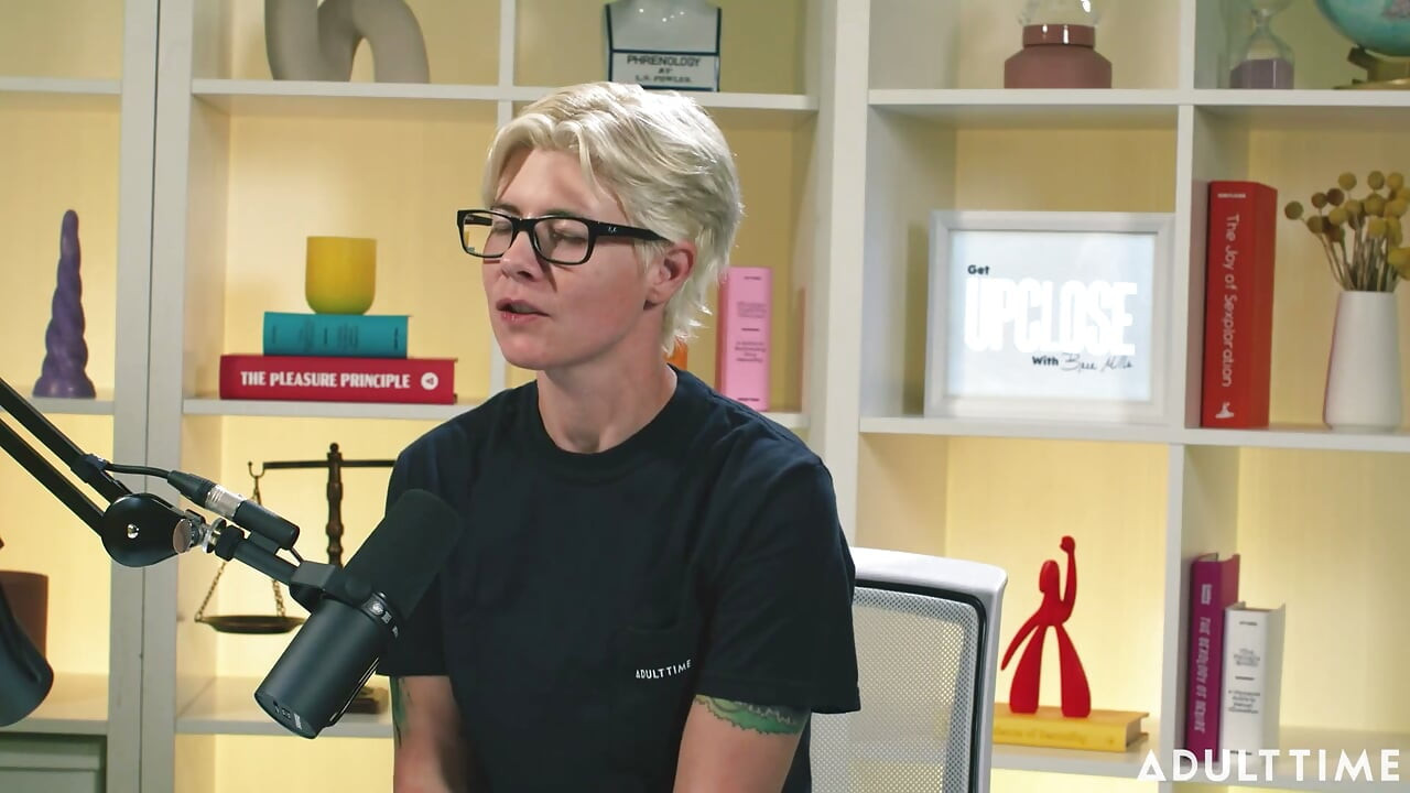 Breaking Shame Cycles & Being True to Yourself, with Khloe Kingsley!  the Adult Time Podcast