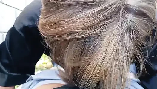 Секс со зрелой мачехой на улице, она с большой задницей и делает мне отличный минет