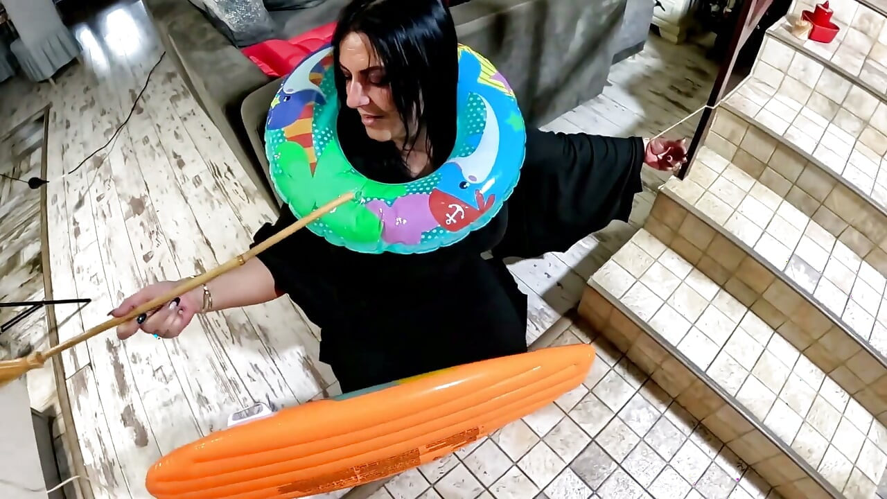 Fetish kemurungan penyihir dominan. Deepthroat, creampie doggy, poping dan orgasme sengit