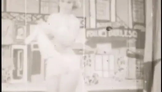 Ateşli klasik orta yaşlı seksi kadınlar şehvetli soyunuyor