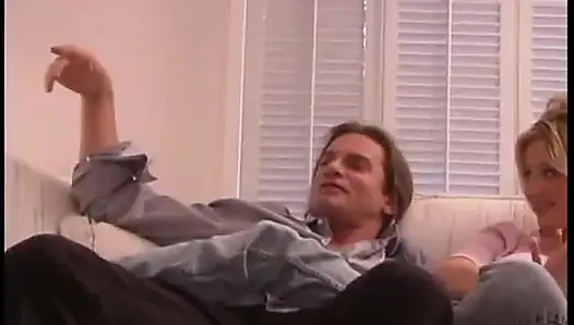 Güzel doğal memeli şehvetli erkek delisi amında uzun bir dildoyla oynuyor