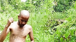 Ayah botak terangsang sendirian di hutan, terangsang dan mandi 🚿