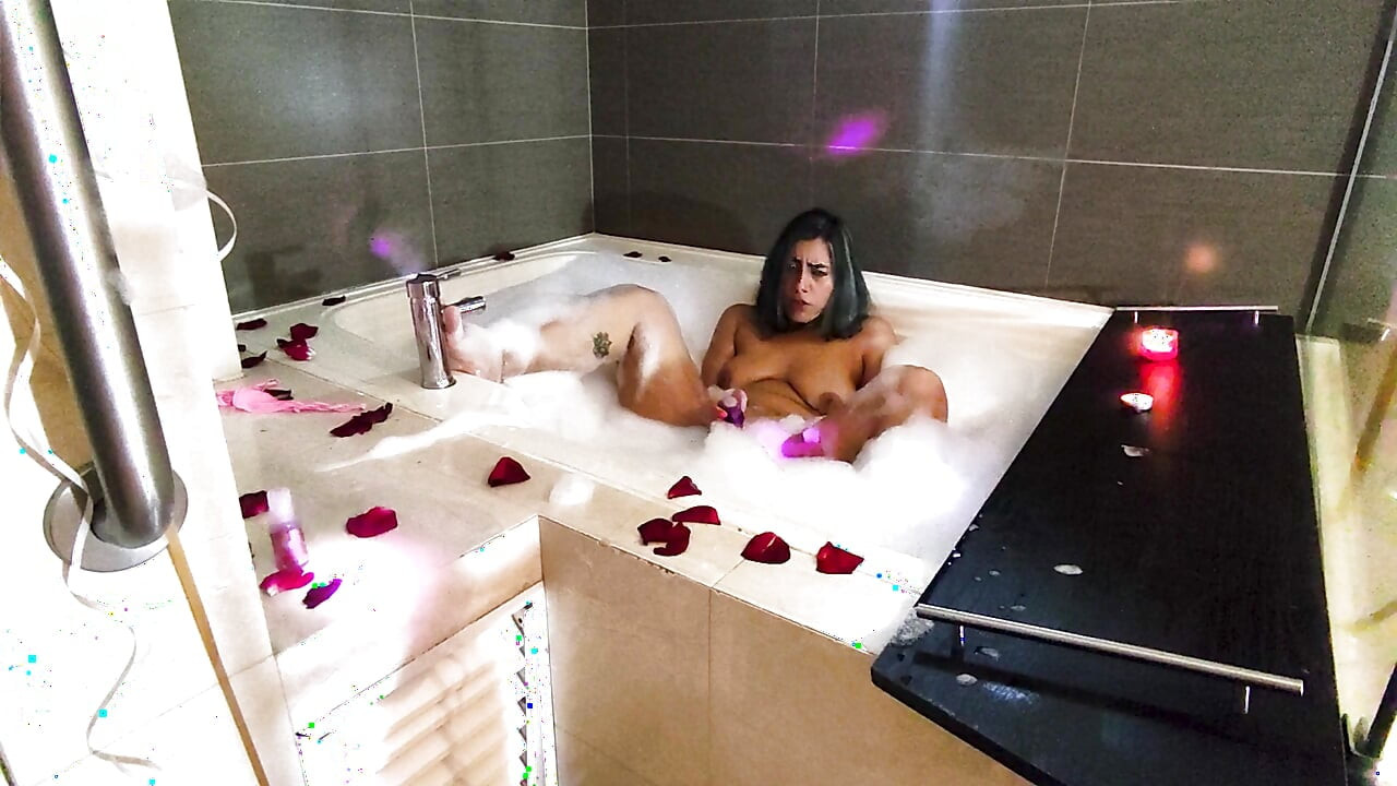 Romantic and wet masturbation in the bathtub for you, with foam and rose petals.