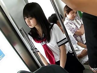 รุมเย็ดในที่สาธารณะในรถเมล์ - วัยรุ่นเอเชียโดนชายแก่หลายคนเย็ด
