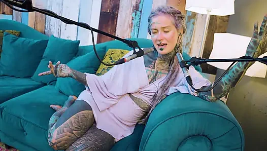 Aku lagi ngomongin tentang b - bordem - asmr podcast sfw lagi ngobrol sama model bertato rambut gimbal asal gotik