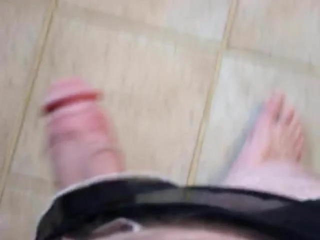 Divertimento con minuscolo cazzo in gonna