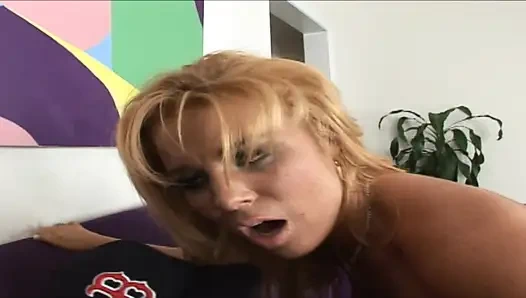 Genç erkek avcısı fahişenin sevimli ıslak pembe yarığı yağ direk pompası için genişçe titreşiyor