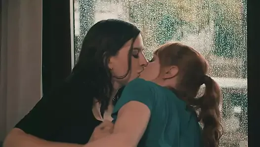 Lesbianas sensuales se complacen mutuamente en un día lluvioso