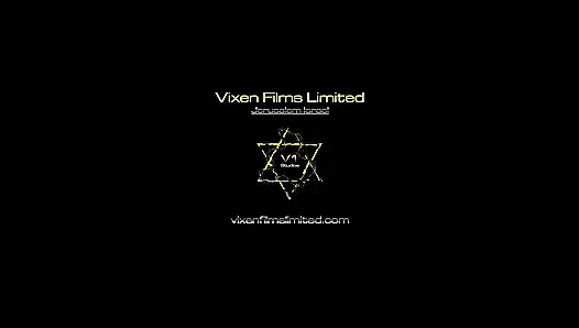 Наблюдаю за Amelie в душе