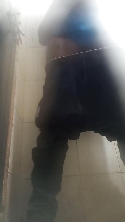 Hintli desi bebek amcık emiyor ve göğüslerini öpüyor