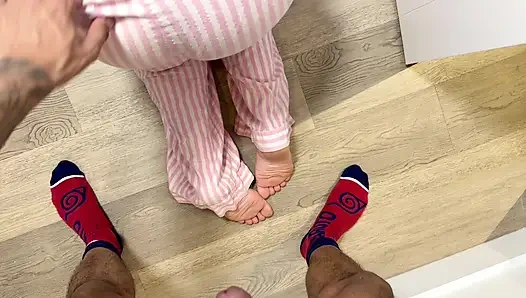 Çamaşır makinesinde sıkışırken büyük siyah yarak beni sikiyor