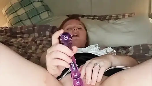 Грязная горничная трахается со стеклянным дилдо