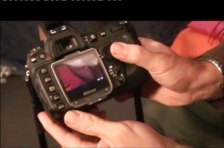 Σέξι κορίτσι με μεγάλα βυζιά με τατουάζ γαμιέται στο μουνί